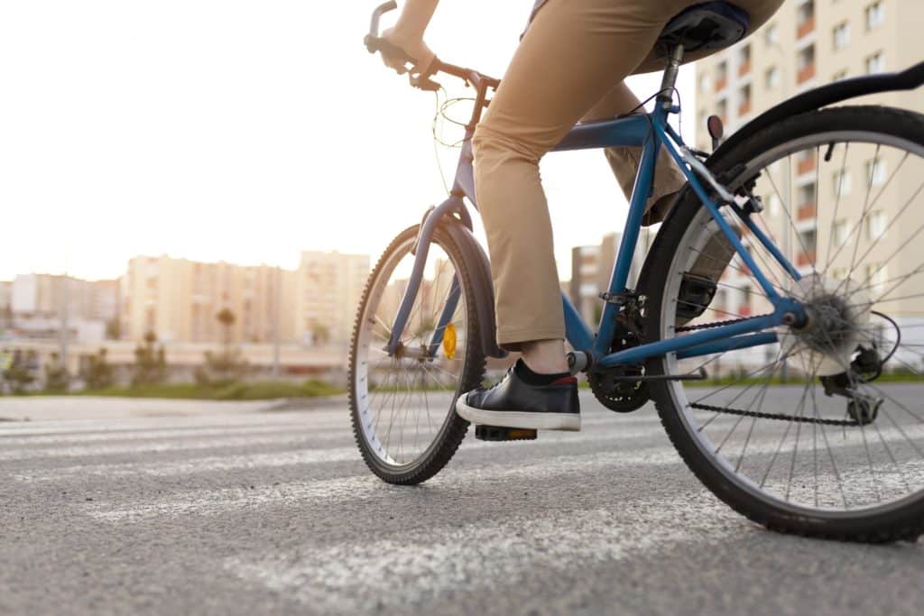 gros-plan-homme-faisant-du-velo